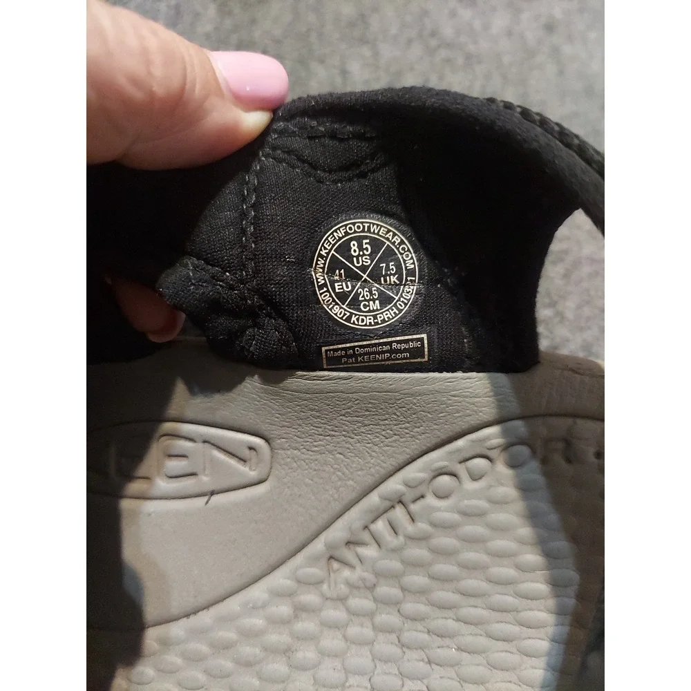 KEEN Newport H2 Mens 8.5 Black Sandals Closed Toe Summer Waterproof Sport Hike